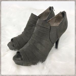 Fergalicious Evolve gray peep toe bootie size 10